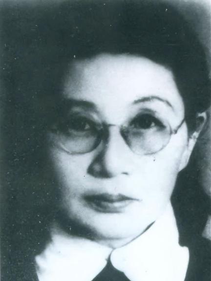 1909年，16岁的白薇被丈夫搬板凳砸断脊背，婆婆扑上来咬断她的脚筋，她拖着血腿