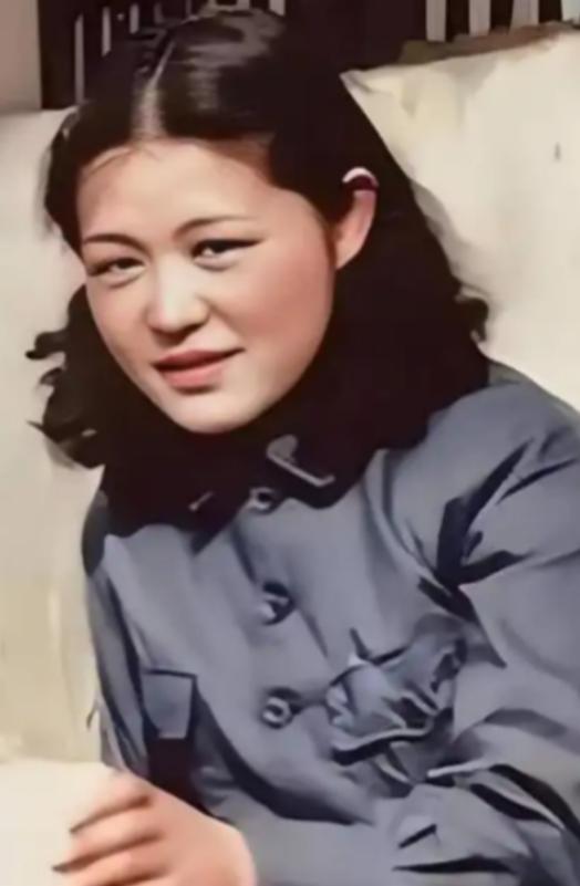 1937年，一个26岁的姑娘穿着军装走进延安，说一口流利英语，她是延安第一美女，