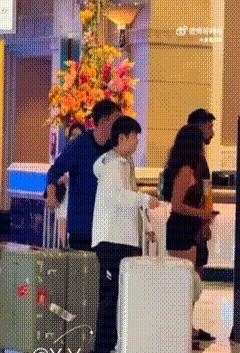 高温三十多度，孙颖莎却穿着厚外套。旁边的王楚钦一身短袖，画面反差感绝了。很多