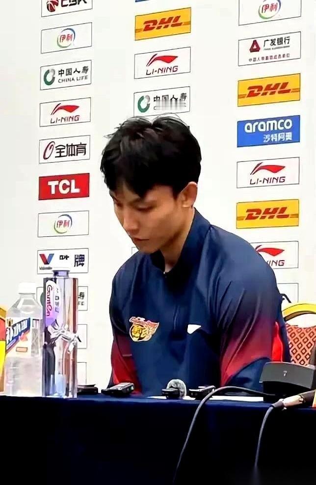 把一场比赛打得最烂的队员，直接拎到新闻发布会现场。杜锋这招，真不是一般的狠。