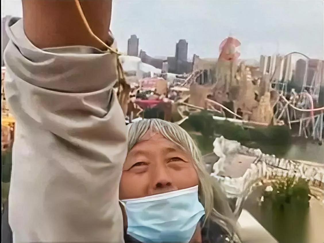 北京75岁的卢大爷火得特别“刺激”他每天的“必修课”是——坐过山车女