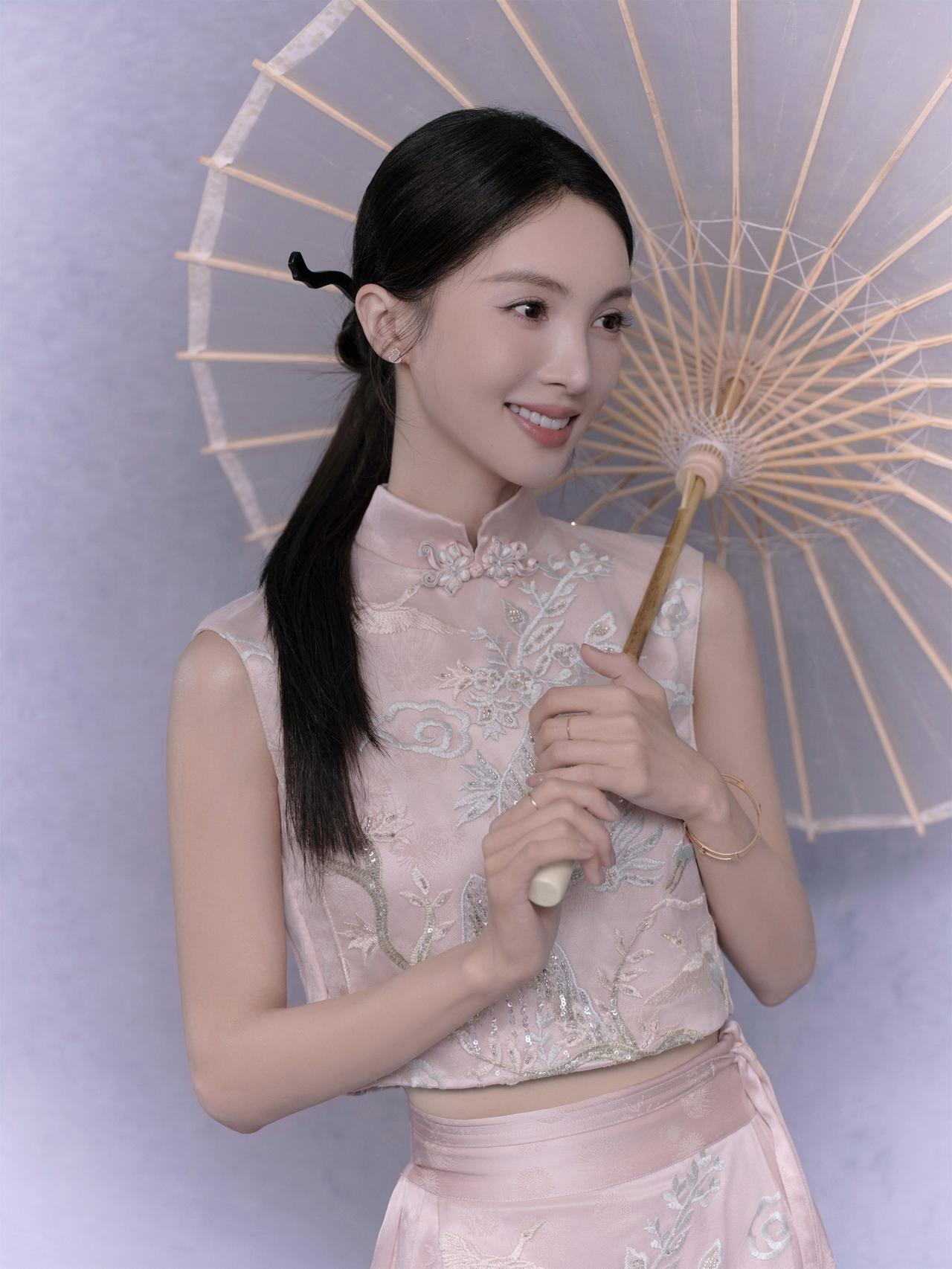 389、多和优秀的人在一起，他们就像一团光芒，呆久了，就再也不想走回黑暗了。