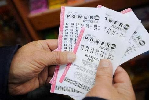 我老家的发小，买了5年多的彩票，基本上每期不落。前天他突然不买了，我问他咋了？他