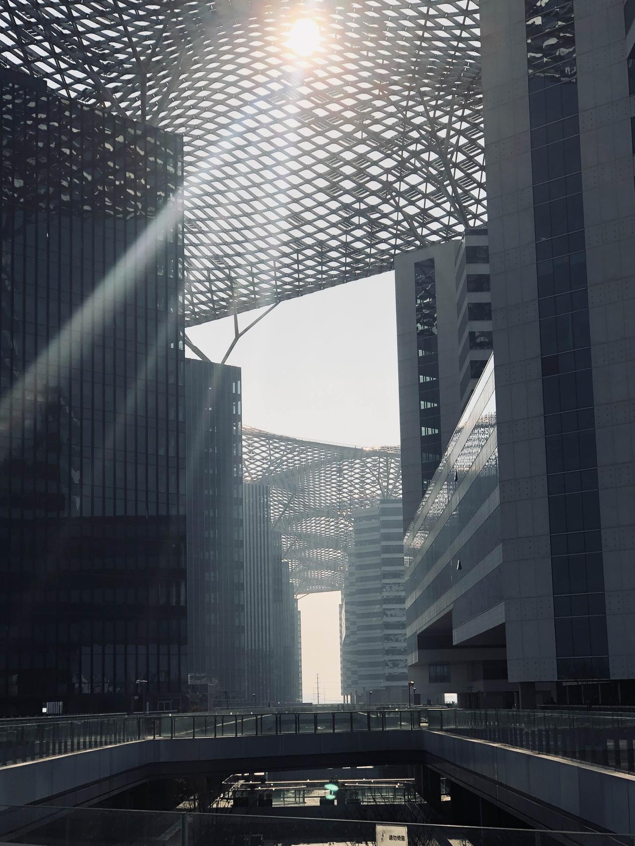 上海G60科创走廊一眼望不到边的灰色工业风建筑群，坦白说人在其中很不舒服。压抑闭