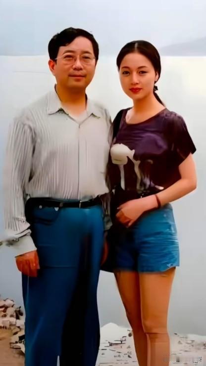 1992年出游拍下的照片，46岁的才子余秋雨，身边站着30岁风华正茂的黄梅戏名家