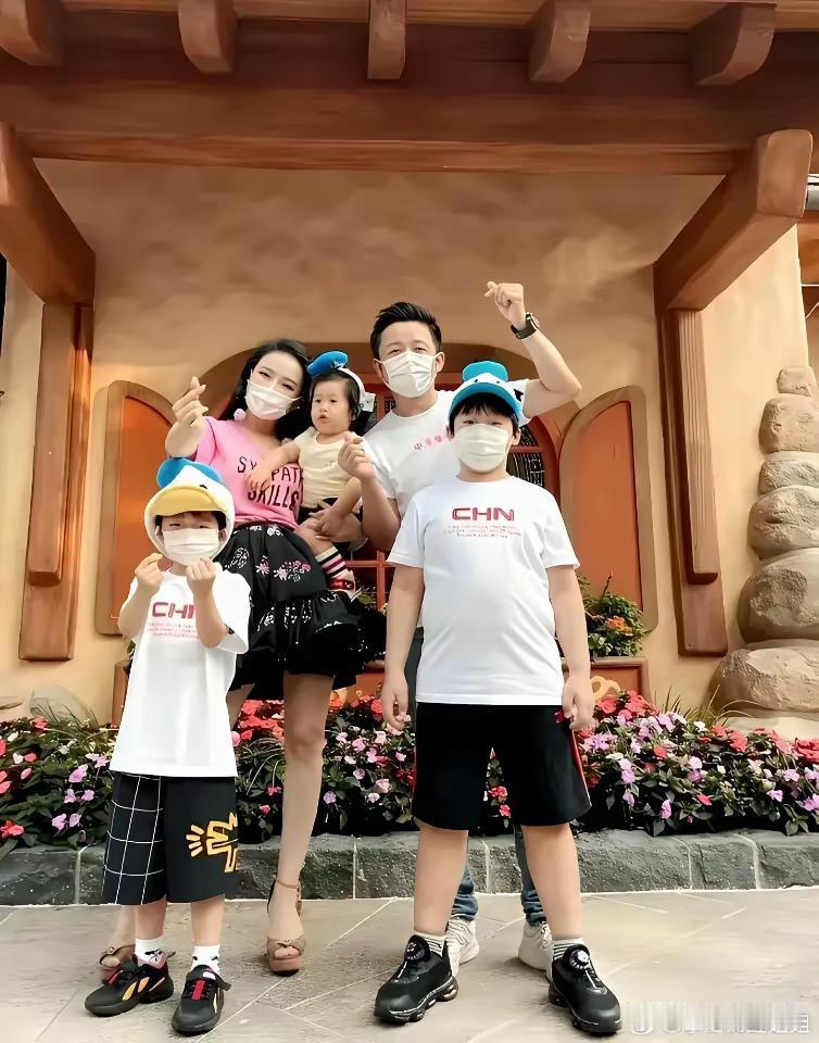 拳王的妻子开拳击馆，听起来就很不错拳王邹市明娶了个好妻子，不仅会生孩子（三