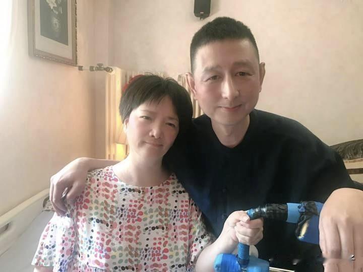 何晴患病期间照片曝光，简直判若两人，完全认不出来了！12月14日，据媒体报道，