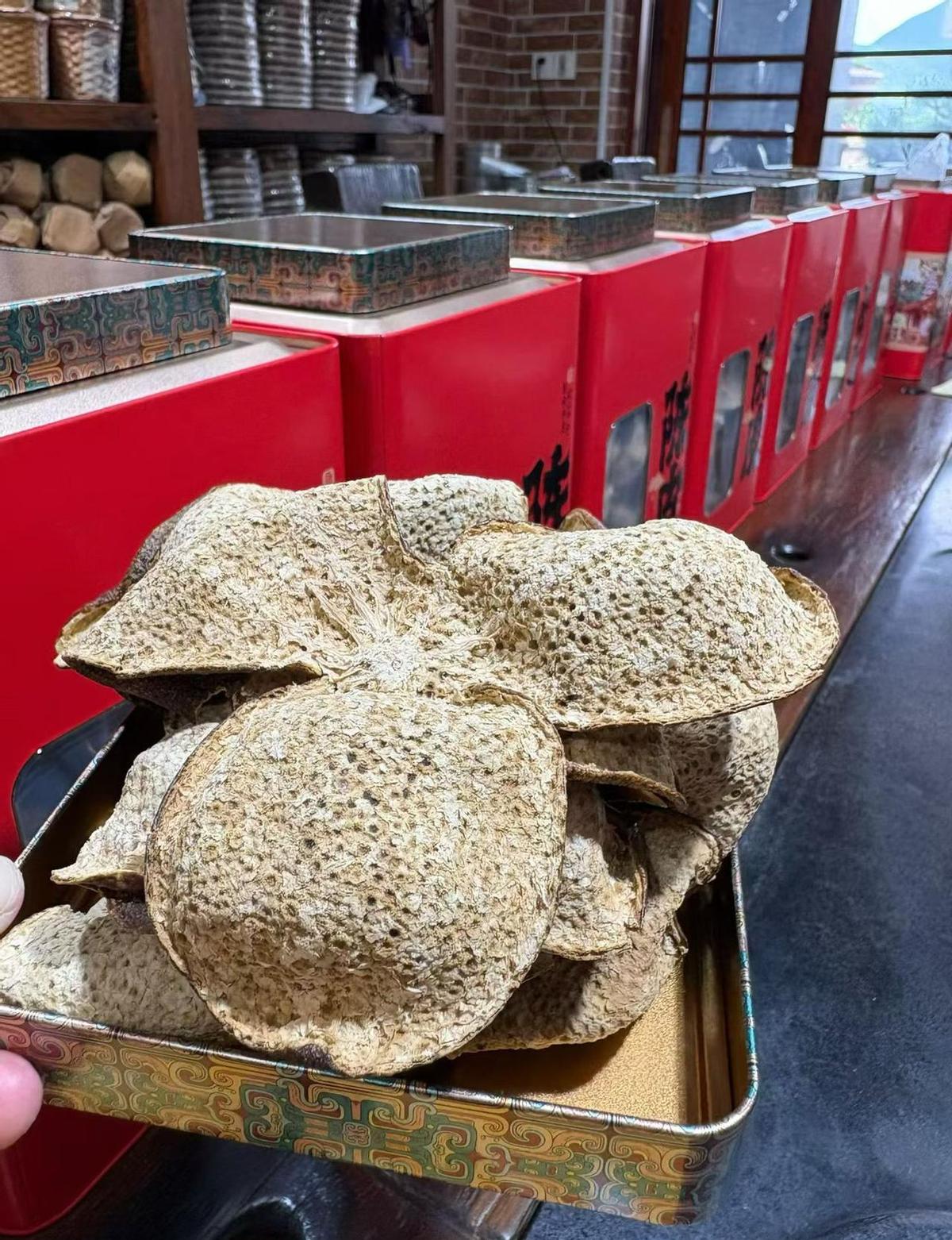 住一起，不是谁听谁的，是彼此让出半步。老人省吃俭用，你买杯奶茶都嫌浪费？不是