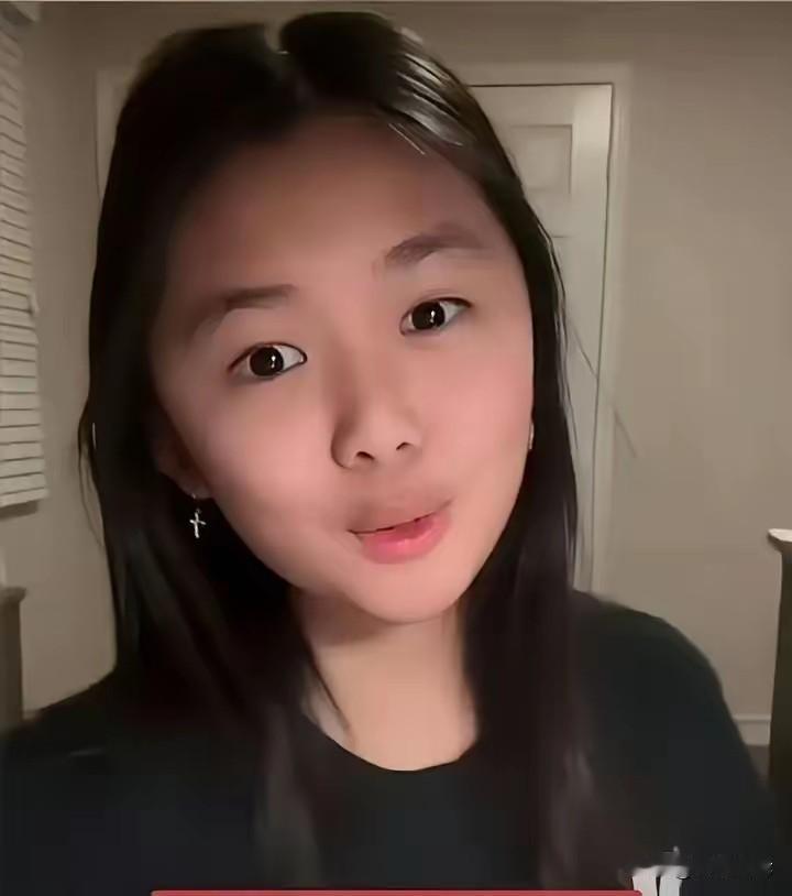 外网一名华裔女孩炫耀在加拿大上学，不用穿校服、可以留长发与化妆。借此来“嘚瑟”一