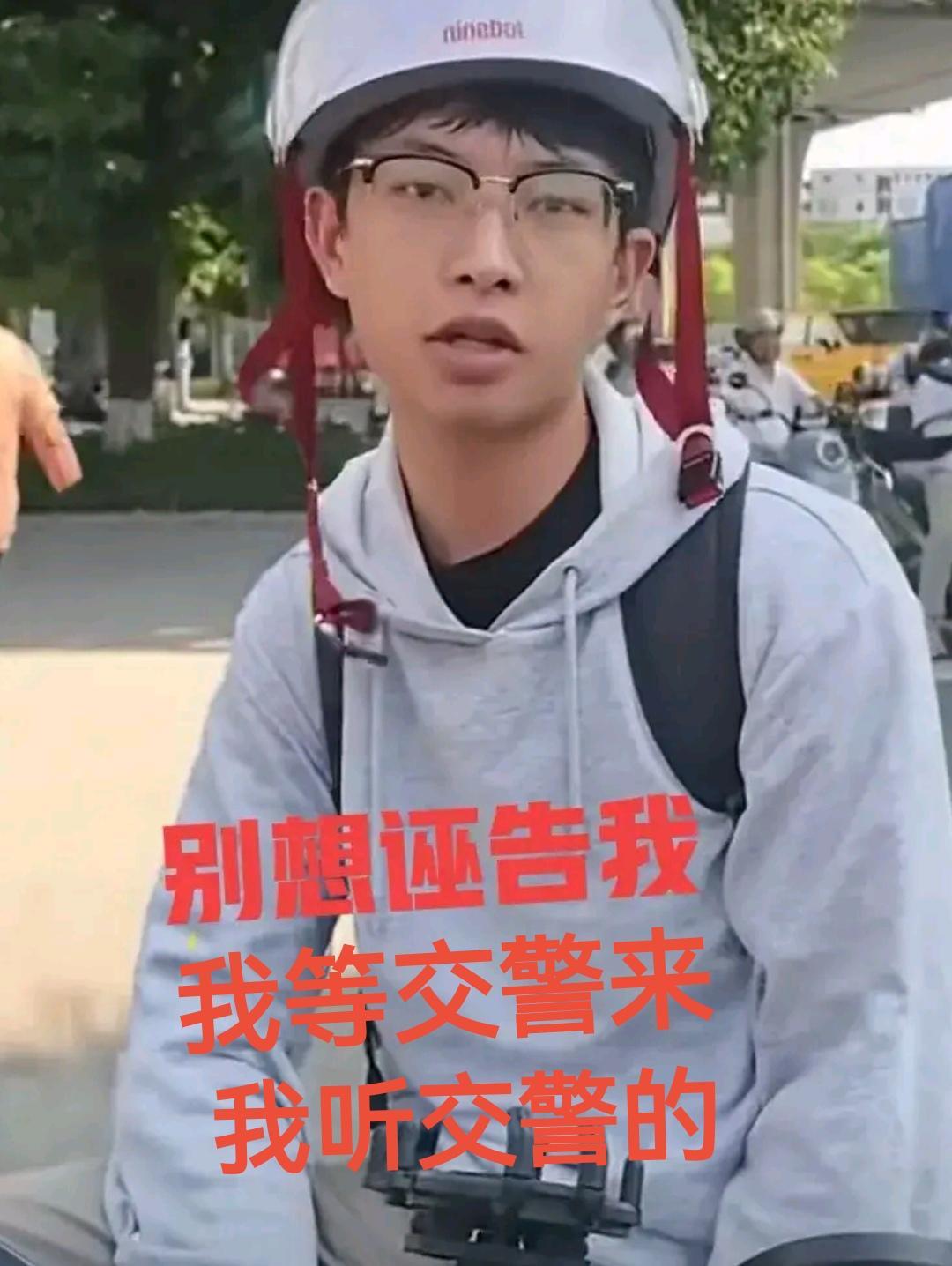 这是“女拳”第一次打败仗吧？一男生正在等红绿灯，一女生不看路逆行撞了过来，事故
