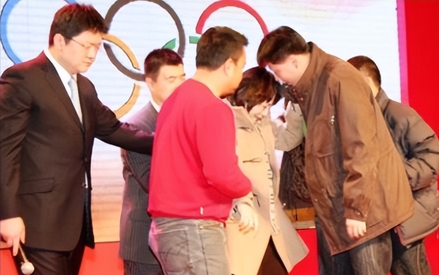 2007年，央视主持人张斌，正在直播奥运新闻发布会时，他的妻子突然冲上台，拿起话