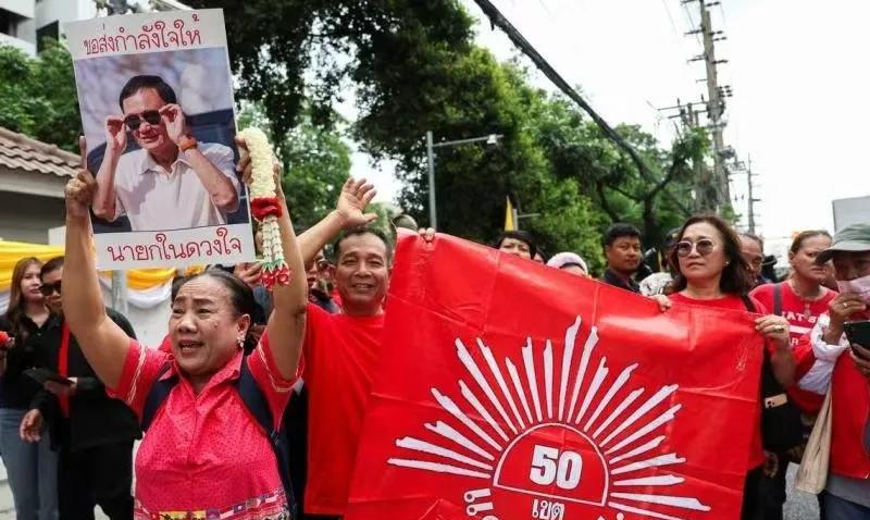 75岁的他信，今天就冒犯君主言论案今天出庭应讯，而他的女儿佩通坦今天也被泰国宪法
