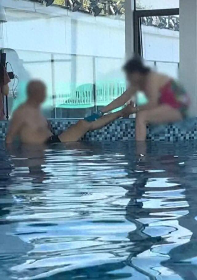 河北秦皇岛，一网友去温泉酒店消费，本打算好好放松一下，不料，走到水池边却看到大爷