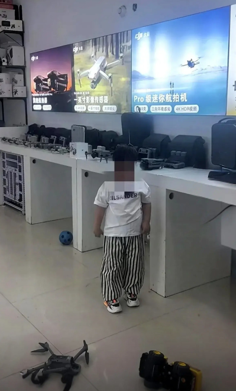 “惯子如杀子”一点没错。在吉林那家无人机店，店员好心阻拦贪玩孩子抓无人机。哪料孩