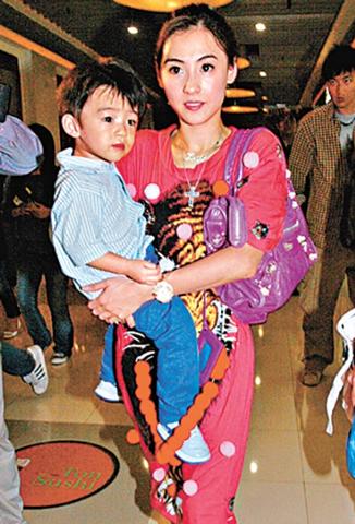 当年张柏芝怀里的大儿子，如今长得好帅气。父母颜值高就是好，后代颜值容易正正得正，