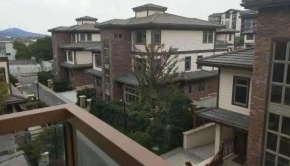 1999年，警方捣毁了位于北京亚运村“七号别墅”的特大“淫窝”。然而，组织者的身