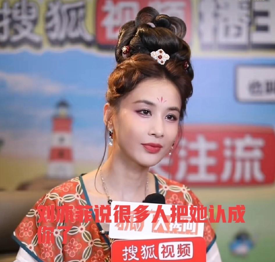 记者问黄圣依：“你有没有看到刘亦菲的采访说别人把她认成你了？”黄圣依：“也有很多