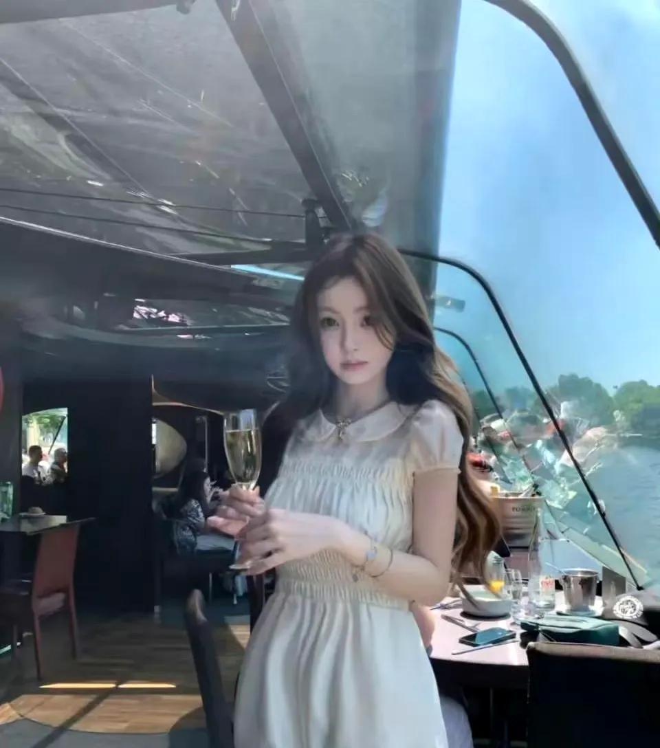 王思聪的女友懒懒在水上餐厅用餐，她皮肤真白，是白得“发光”的那种，22岁的年龄，