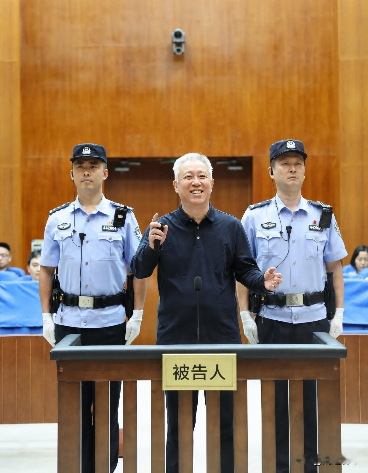 家印为什么笑了啊？如果是你笑得比他还灿烂，本身一直等着伸脖子挨刀，结果给他弄了个