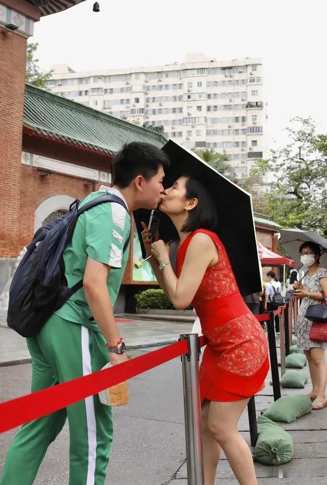 “女大避父，儿大避母”，这句老话藏着对亲子边界的朴素认知。可现实中，有些家庭却模