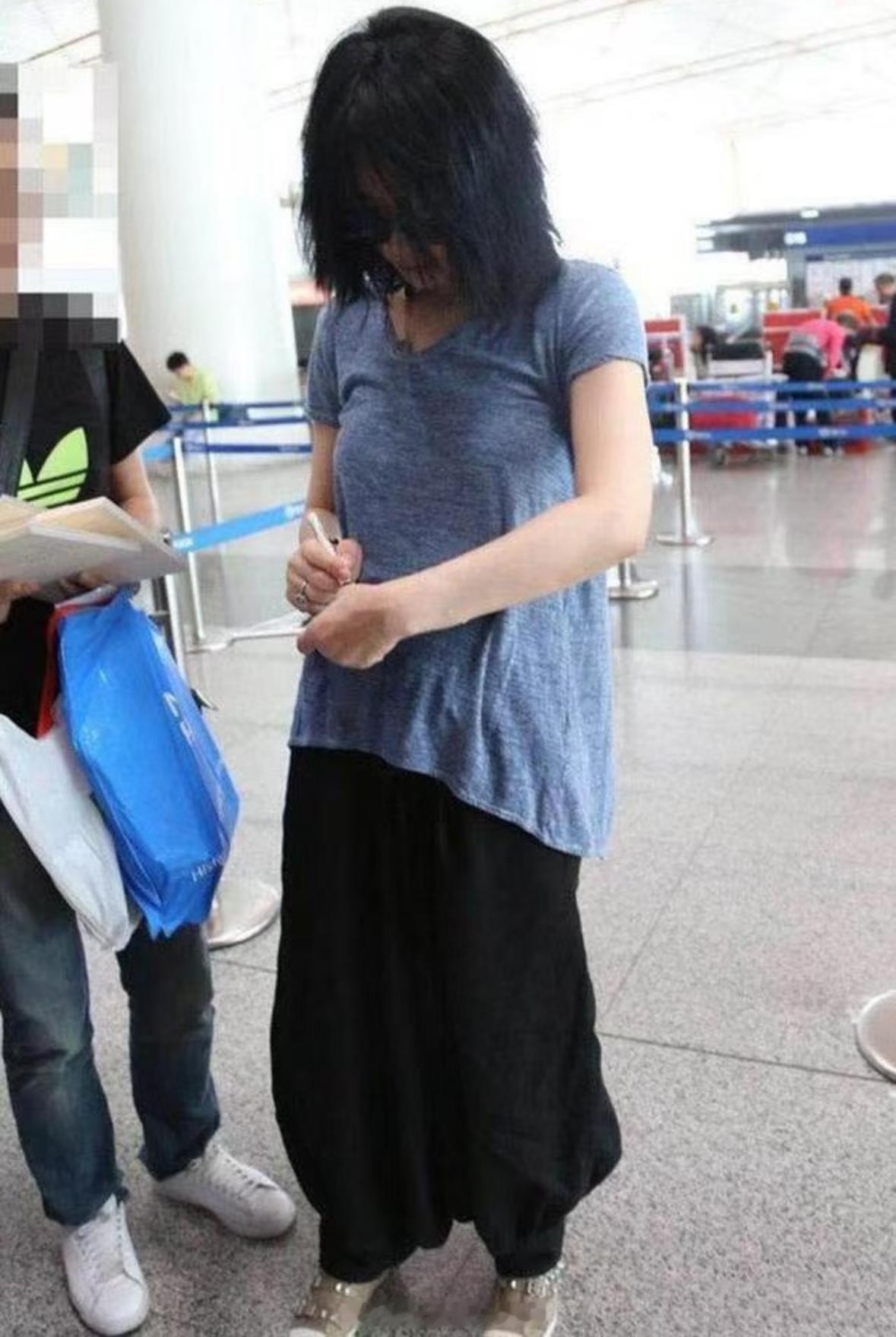 那些年王菲的亲签每天都过的酸溜溜的也不知道是为什么…