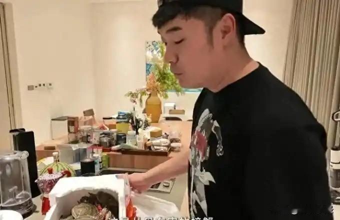 陈赫给老婆做丹东螃蟹，41岁张子萱粘着老公，素颜显得鼻子很大！[灵光