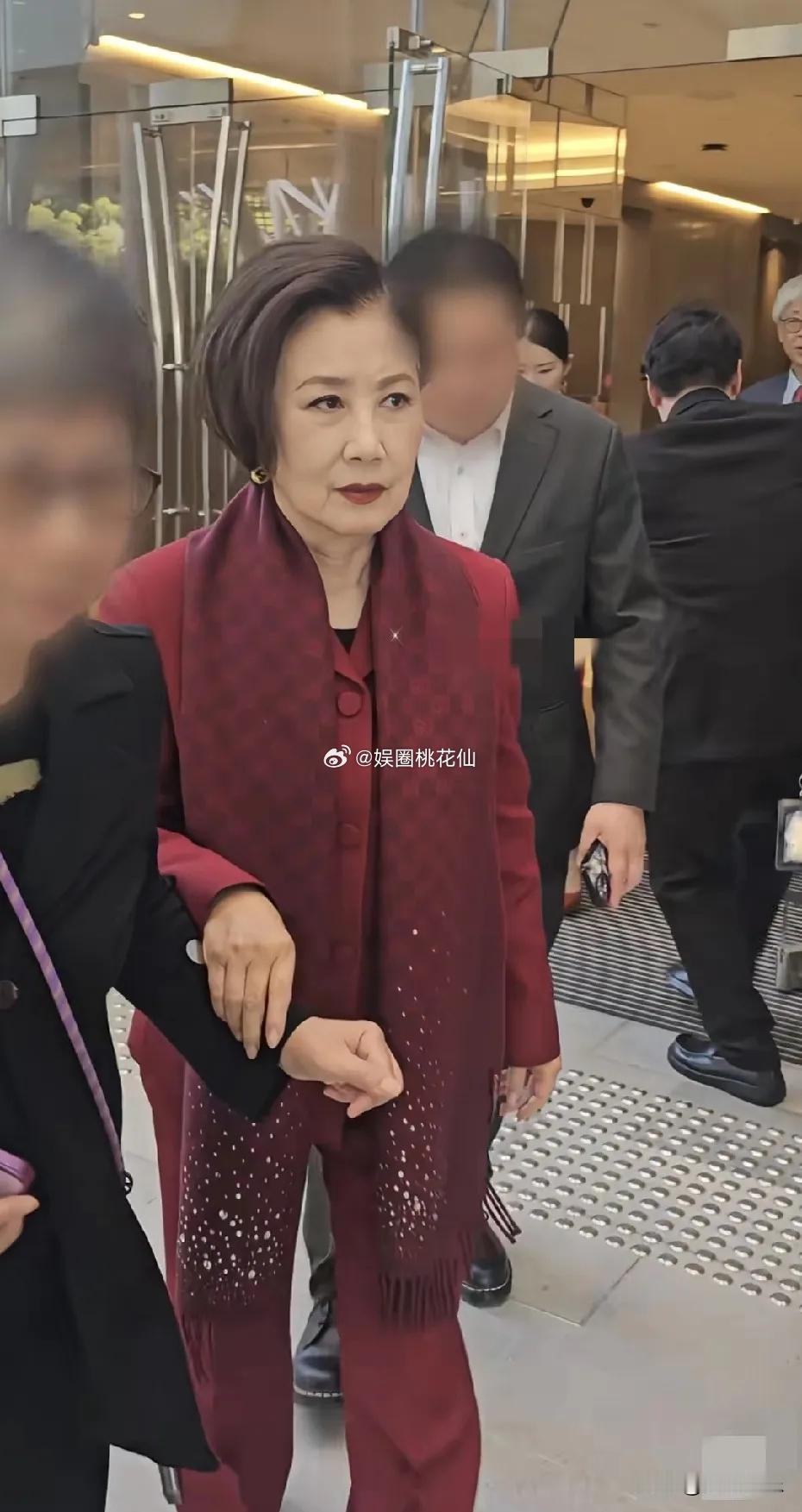 78岁的汪明荃近日出席TVB一年一度的赛马日，身着红色套装，妆容精致，依旧难掩雍