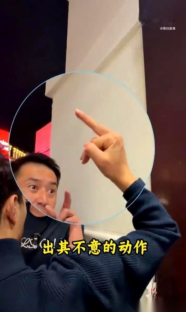 在伦敦最繁华的皮卡迪利广场，一名中国博主被打得背部疑似骨折、满身伤痕。当他拿着全
