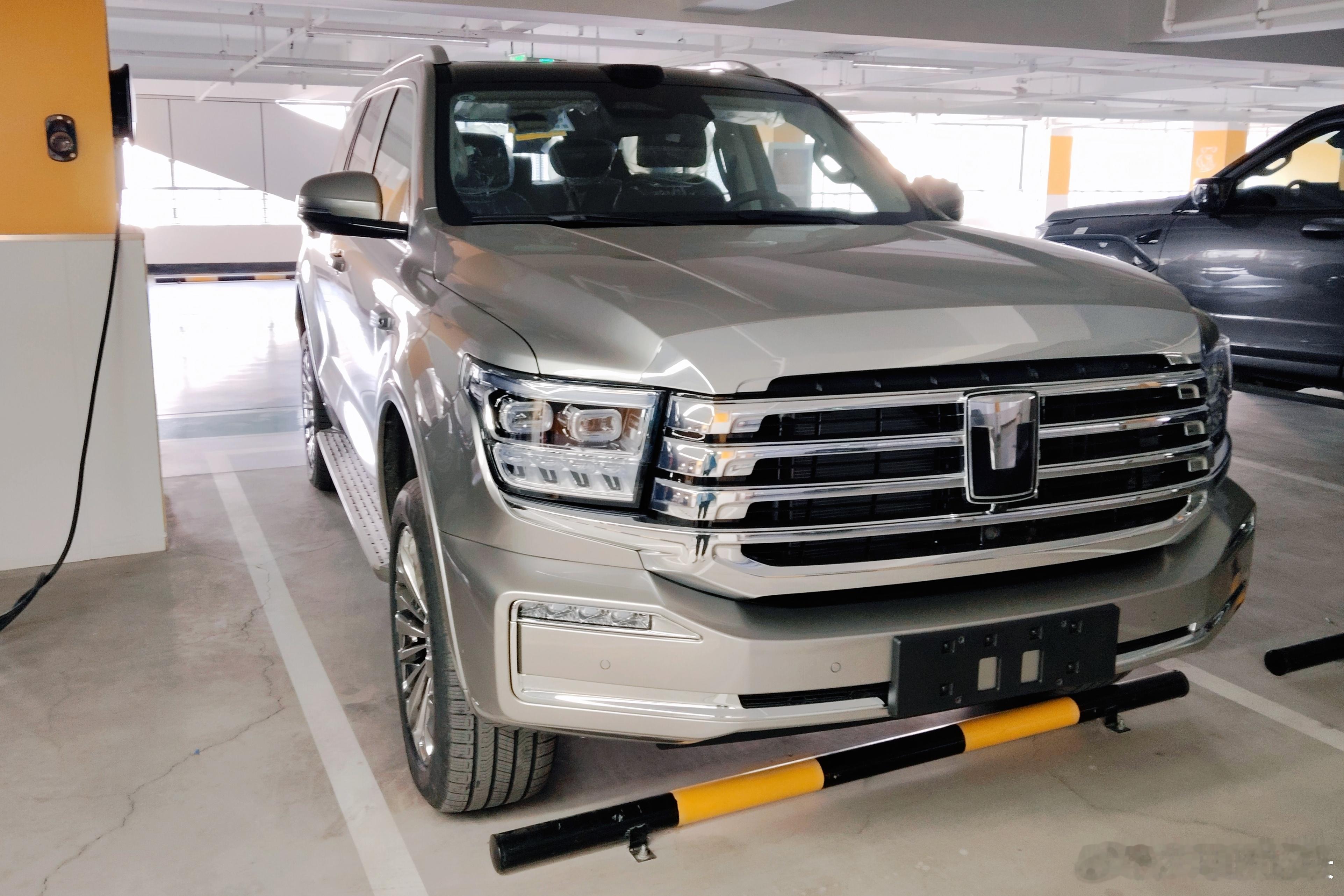 朋友说，带我去看个宝贝。我说，什么宝贝啊这么神秘定眼一看，哟~这不是还没撕膜的坦