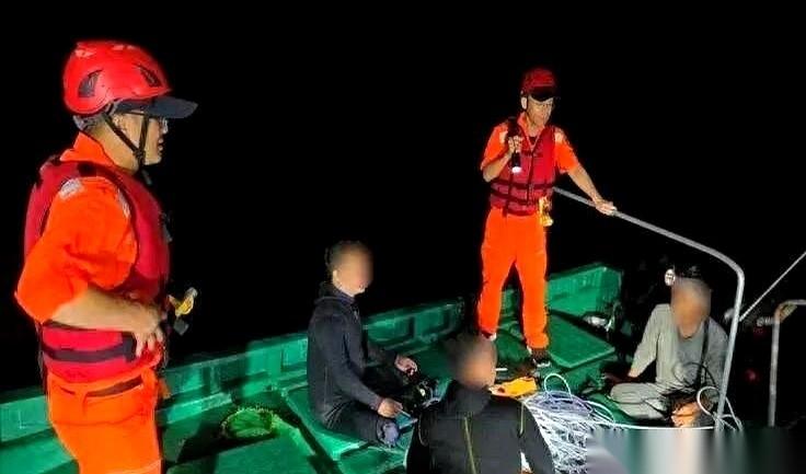 十月的东沙海域，一道高压水炮柱死死咬住一艘广东海钓船的驾驶室，足足轰了将近两分钟