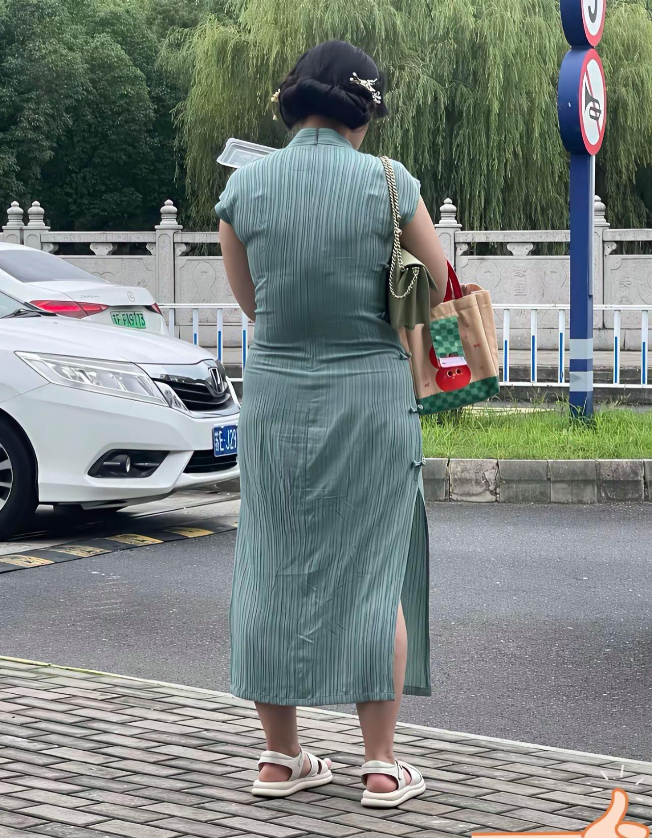 路上随手拍到一位身着旗袍的姐姐旗袍本就自带温婉韵味，但并非人人都能驾驭。身