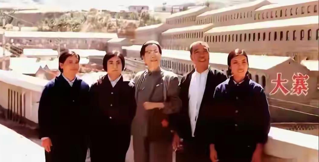 毛主席号召我们：农业学大寨！工业学大庆！全国学习人民解放军！树立榜样，