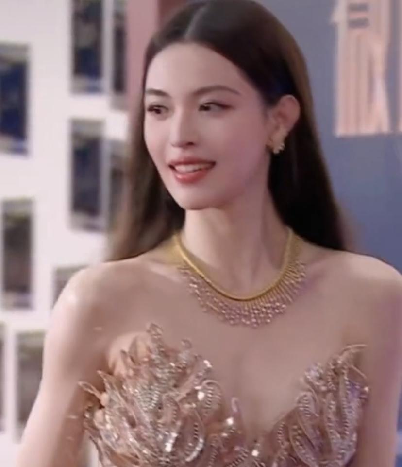 钟楚曦那大长腿真是无敌了，走在路上就是一道亮丽的风景线。她的身材比例堪称完美，大