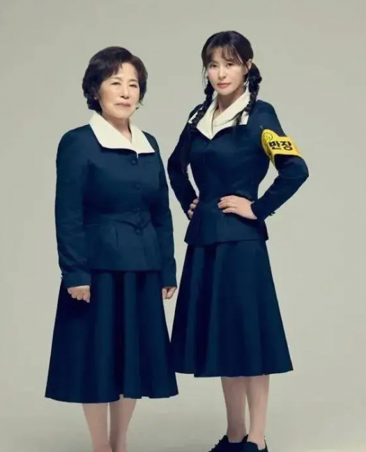 韩国女星艺智媛和90岁母亲同框拍画报：童颜秘诀与生活趣事