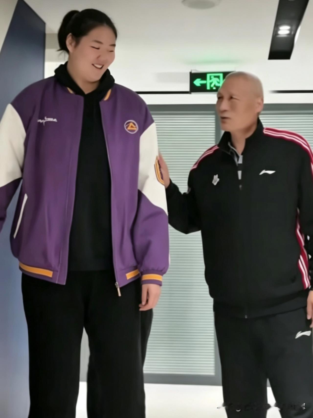张子宇的爸爸身高2米13，站在她身旁都显得娇小。照片里父女温馨同框，爸爸笑着感慨