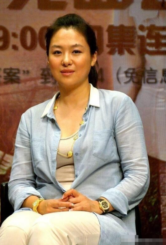 她确实是相貌平平，并没有人们口中传的那么好看，颜值跟当初演左蓝时差别太大了，现在