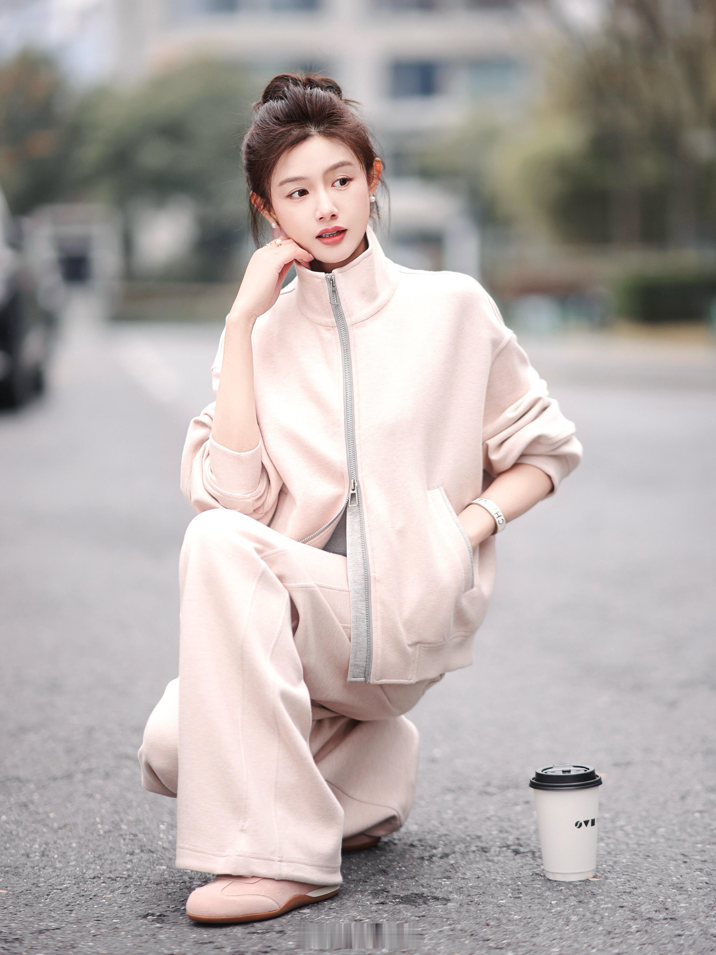 衣柜最舒服扛把子来啦！棉*羊毛混纺软糯细腻一点点撞色设计就很灵动！超适合春天诶