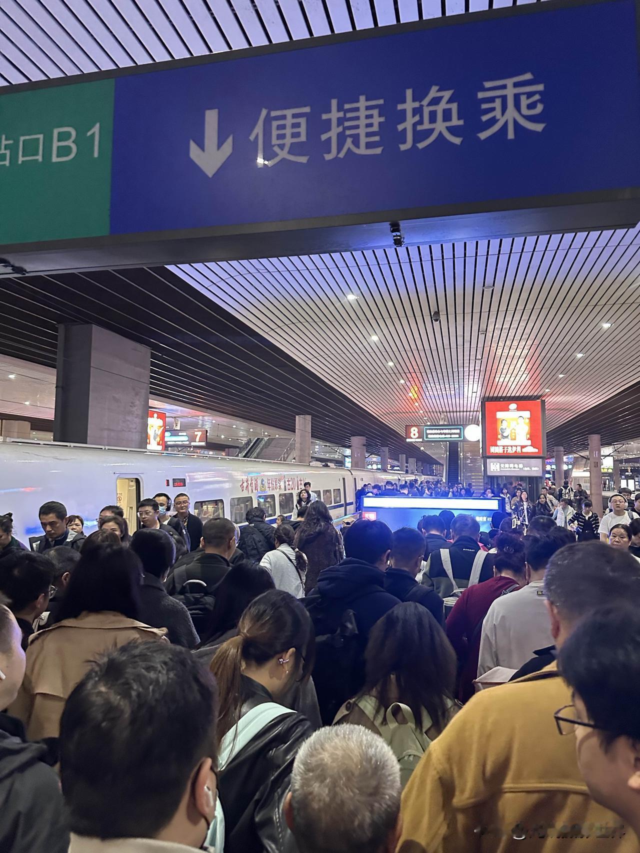 成都果然是国际化大都市啊！10月26日，星期天晚上9点多钟，地铁2号线依旧人挤人
