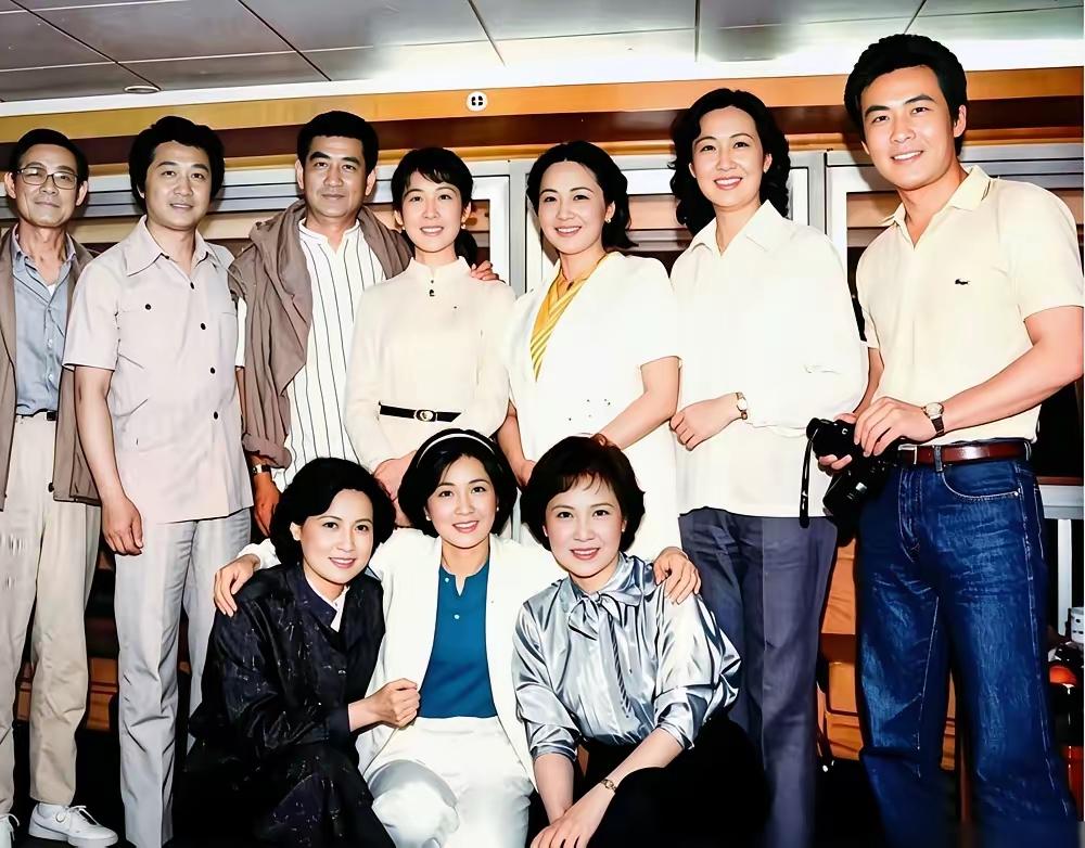 这张摄于1986年的10人大合照，前排我只认出了秦怡，向梅；后排认出了刘琼、高仓