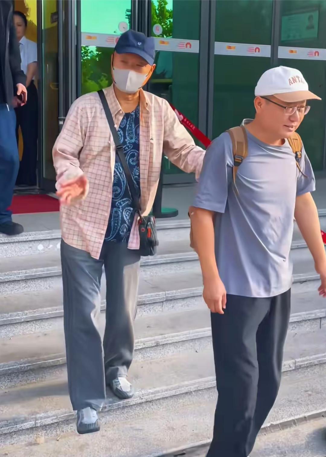 72岁的陈佩斯在河南表演话剧结束后，从大门走出来，整个人累得无法站立，走路都需要
