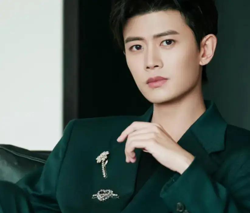 娱乐圈里头，总有些人靠脸吃饭，可任嘉伦这家伙不一样，从小练乒乓球的省队小子，练得