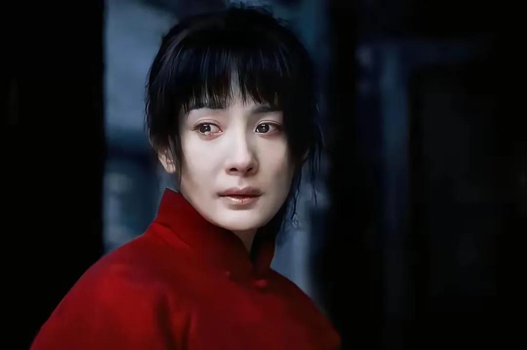 追剧《生万物》我为杨幂打抱不平！有不少网友黑杨幂的妆容和演技，说杨幂饰演的绣绣