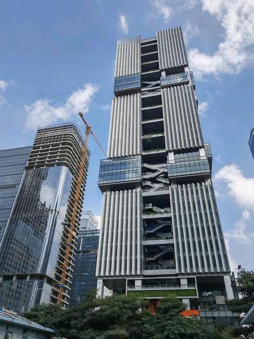 最近的房地产市场出现两极分化，一部分声音说已经跌的差不多该反弹了，但是大部分声音