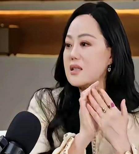 60岁发量吓哭托尼她洗头前先倒35泵油，干发抹到滴水，浴帽闷两小时再冲。6