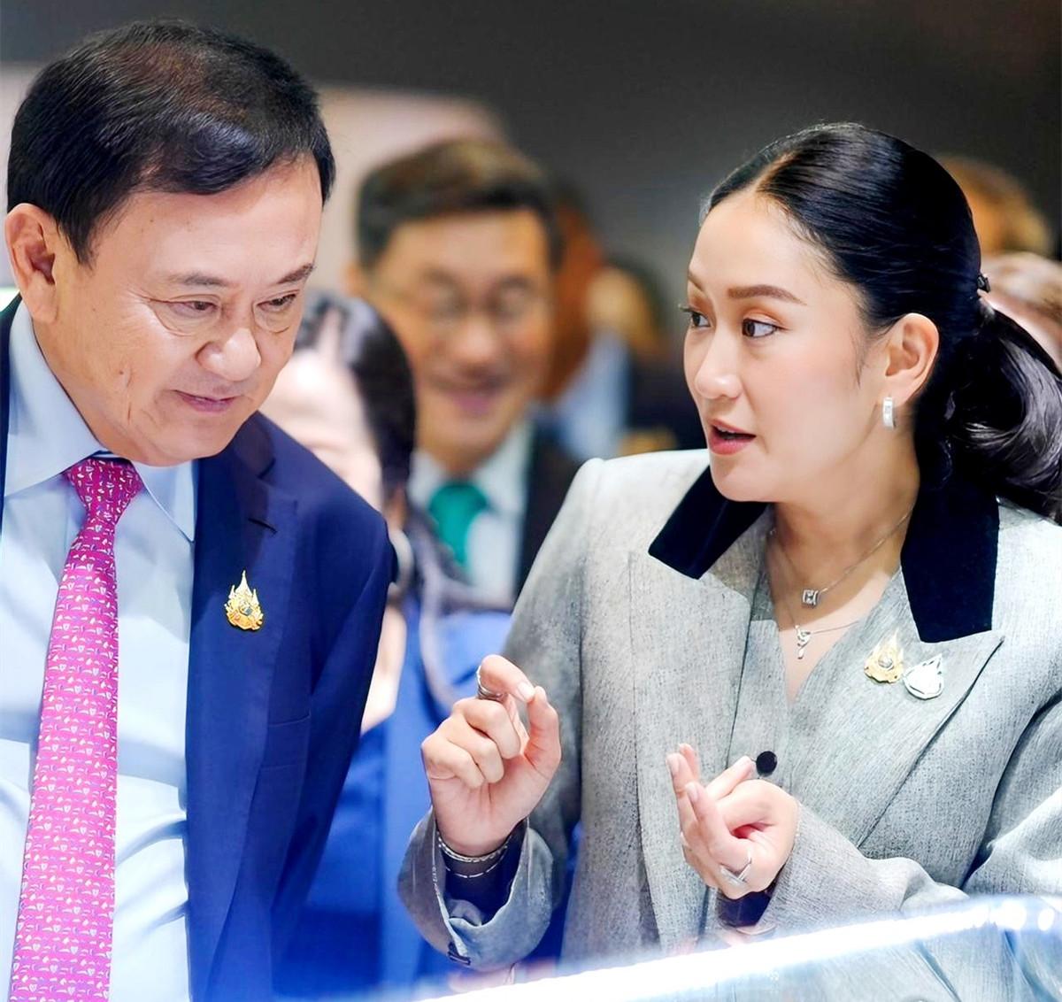 泰国佩通坦被他信宠成公主！外甥他带，衣服的蝴蝶结都要他信帮忙系！谁能想到泰国前