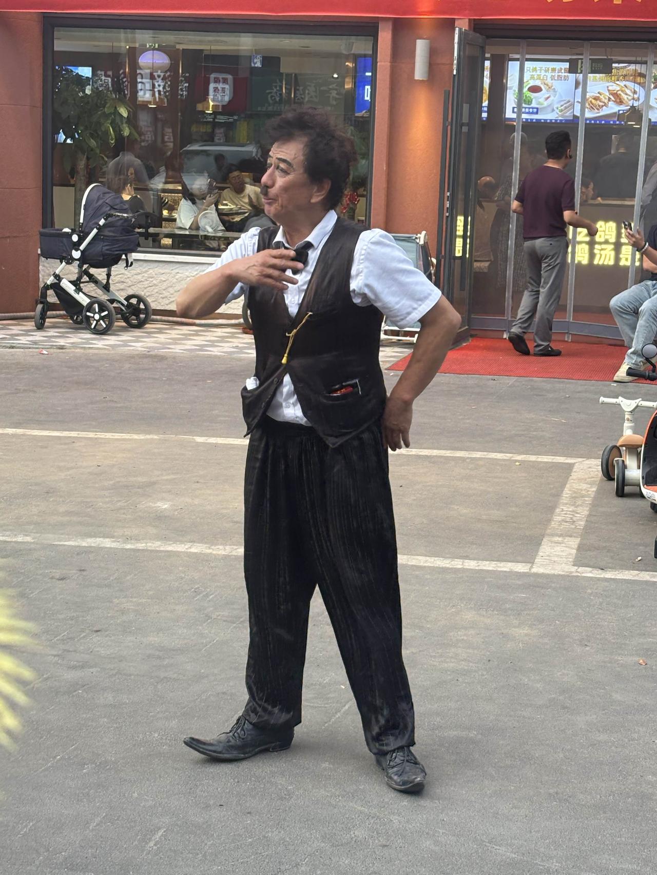 现代版的卓别林出现在乌鲁木齐！近日，乌鲁木齐有一家餐厅开业，