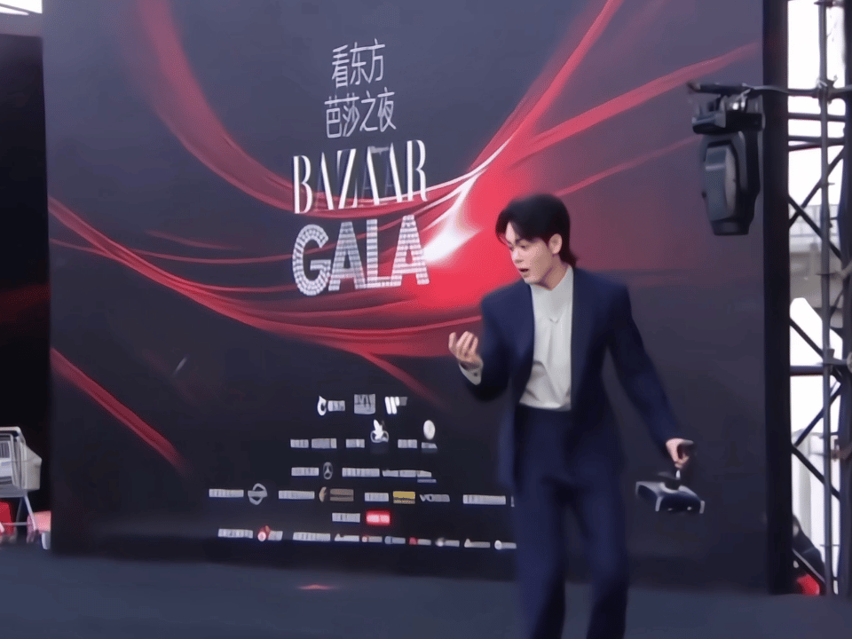 红毯上撅屁股找戒指的，只有曾舜晞一个人吧！[捂脸哭]曾舜晞这个超绝的松弛感，走