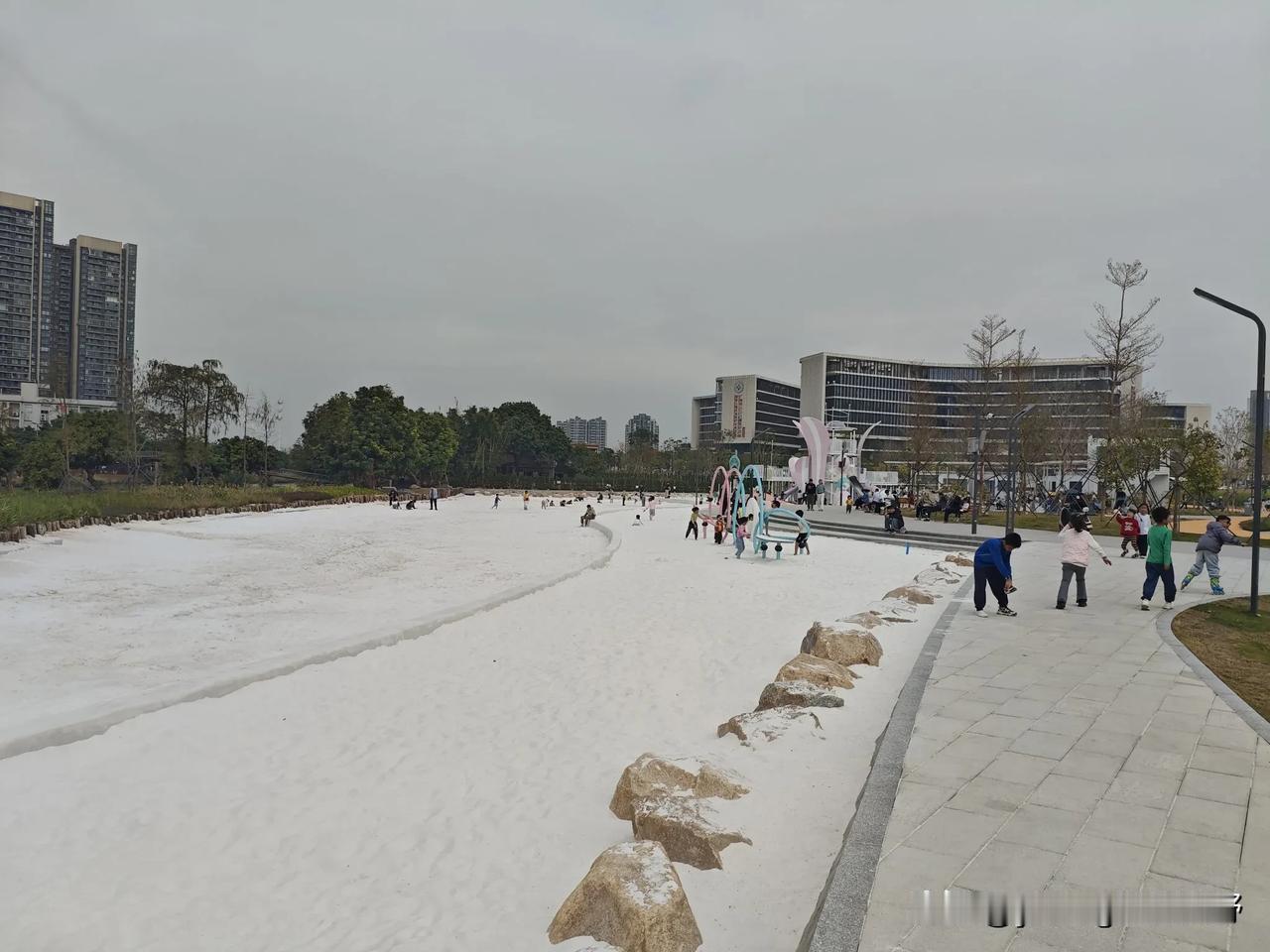 广州南沙区蕉门公园，新弄了一个白沙滩公园，也成为了最近南沙的一个网红打卡点。不少