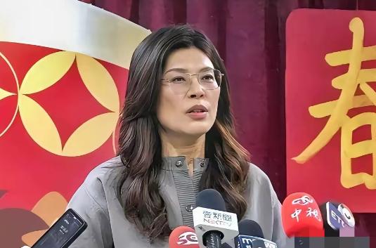 郑丽文表示说：我父亲并不是1949年来到台湾的，是在50年代经过金三角来到台湾