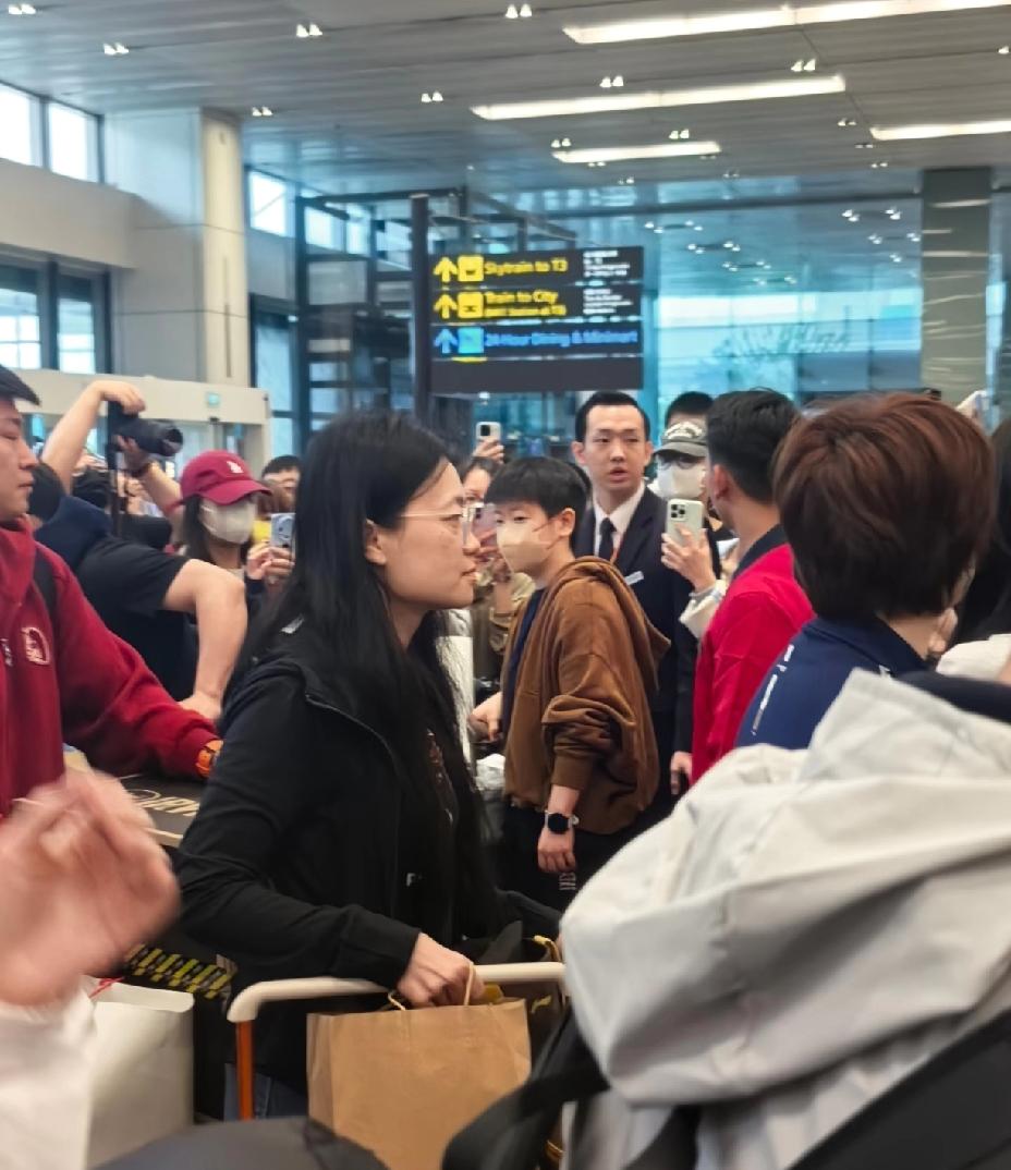 国乒大部队返京，人群中第一眼就看到莎莎，怎么她说啥衣服都好看，原来她也是个